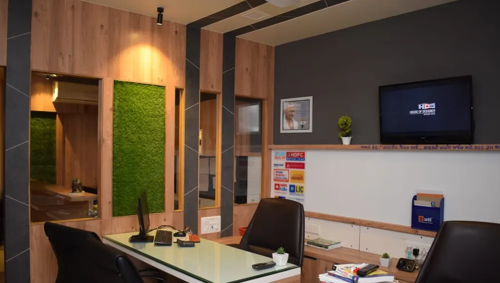 Client desks and glass cabins at the Kanethic office